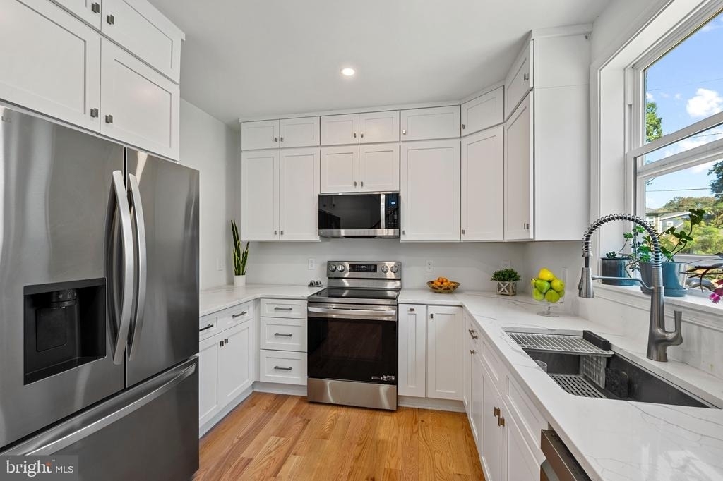 708 Hankin Street - Photo 3