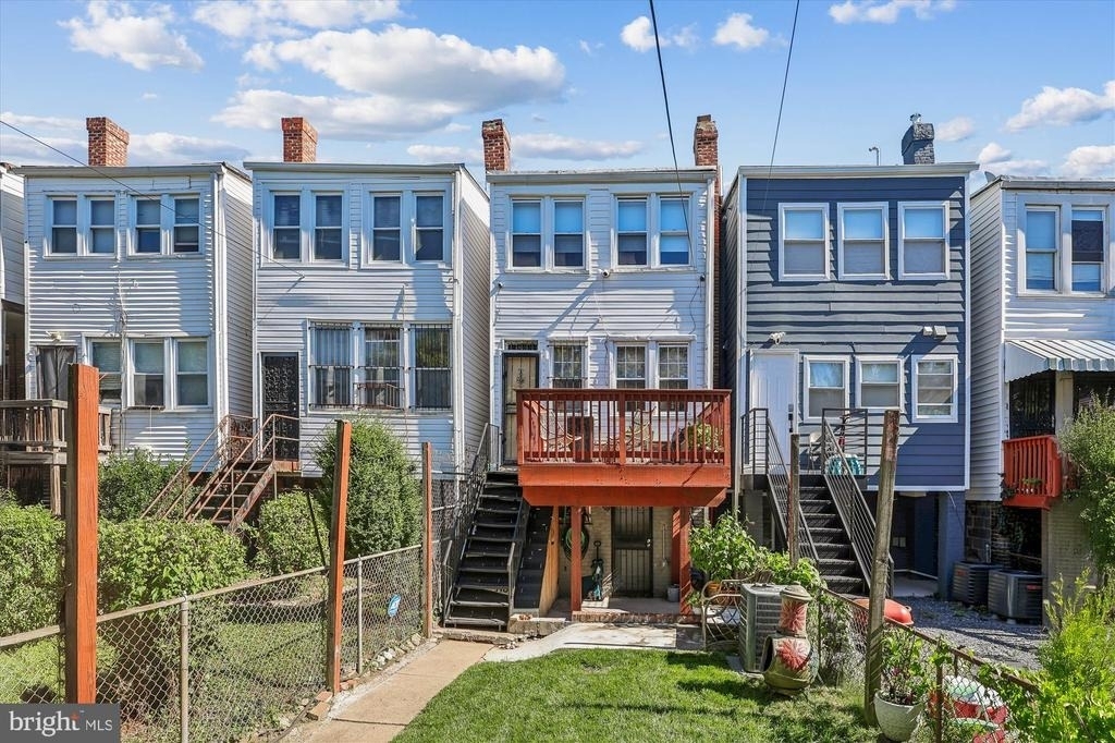 758 19th Street Ne - Photo 1