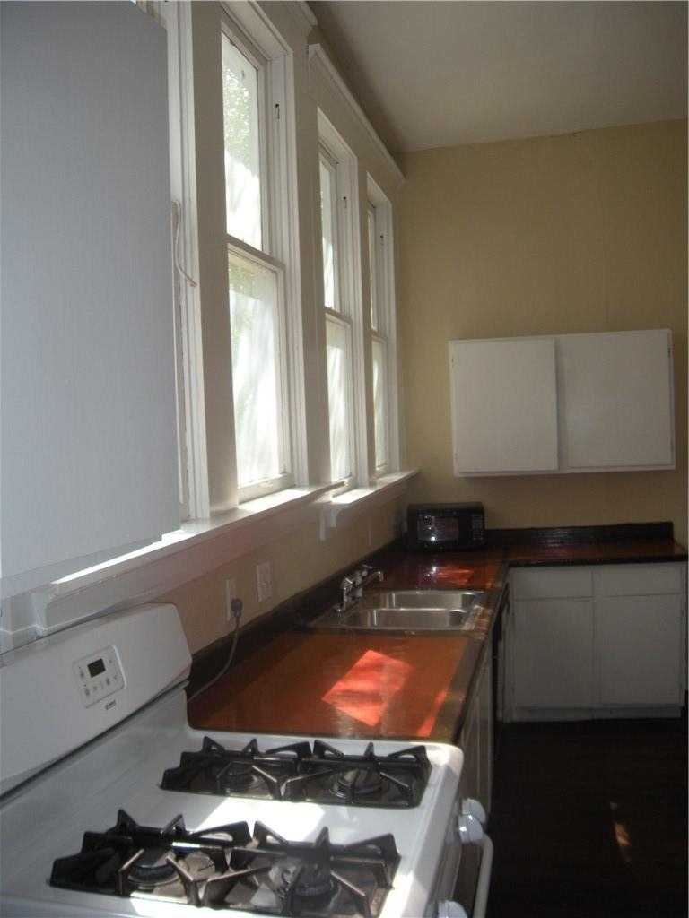 915 W 23rd St - Photo 8