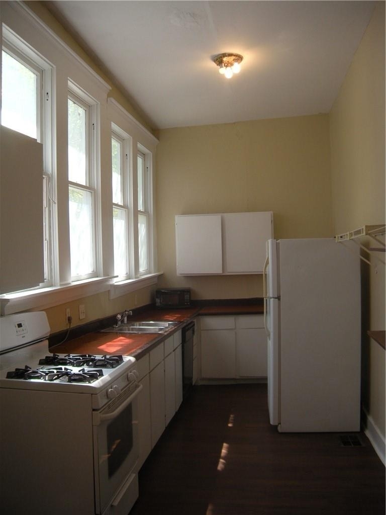 915 W 23rd St - Photo 7