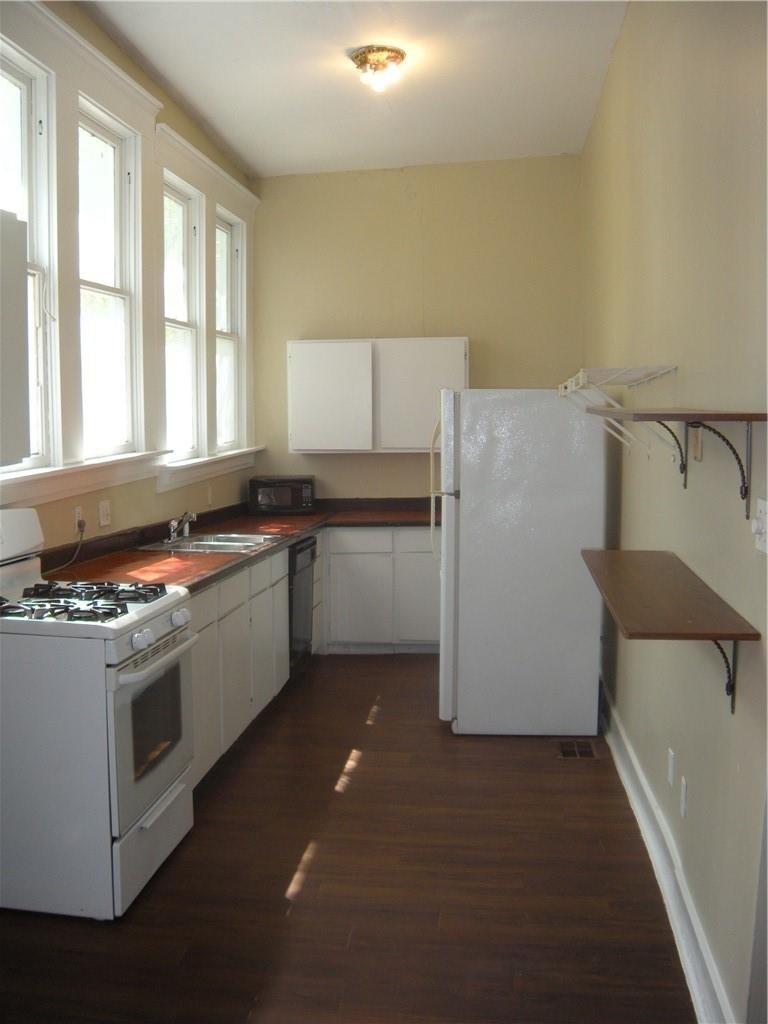 915 W 23rd St - Photo 9