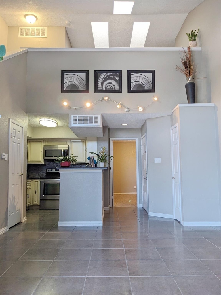 10855 Meadowglen Lane - Photo 8