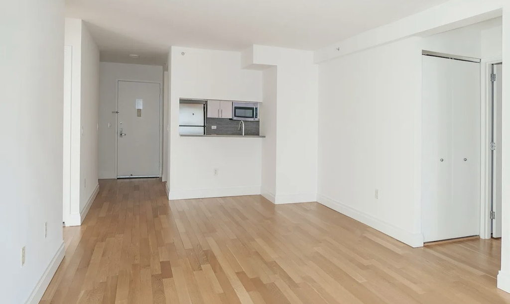 150 East 44th Street, Unit 18h - Photo 2