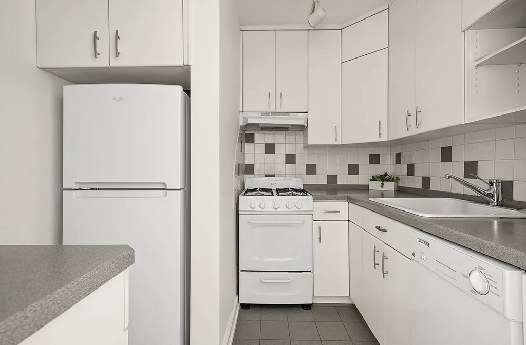 245 East 24th Street, Unit 9d - Photo 3