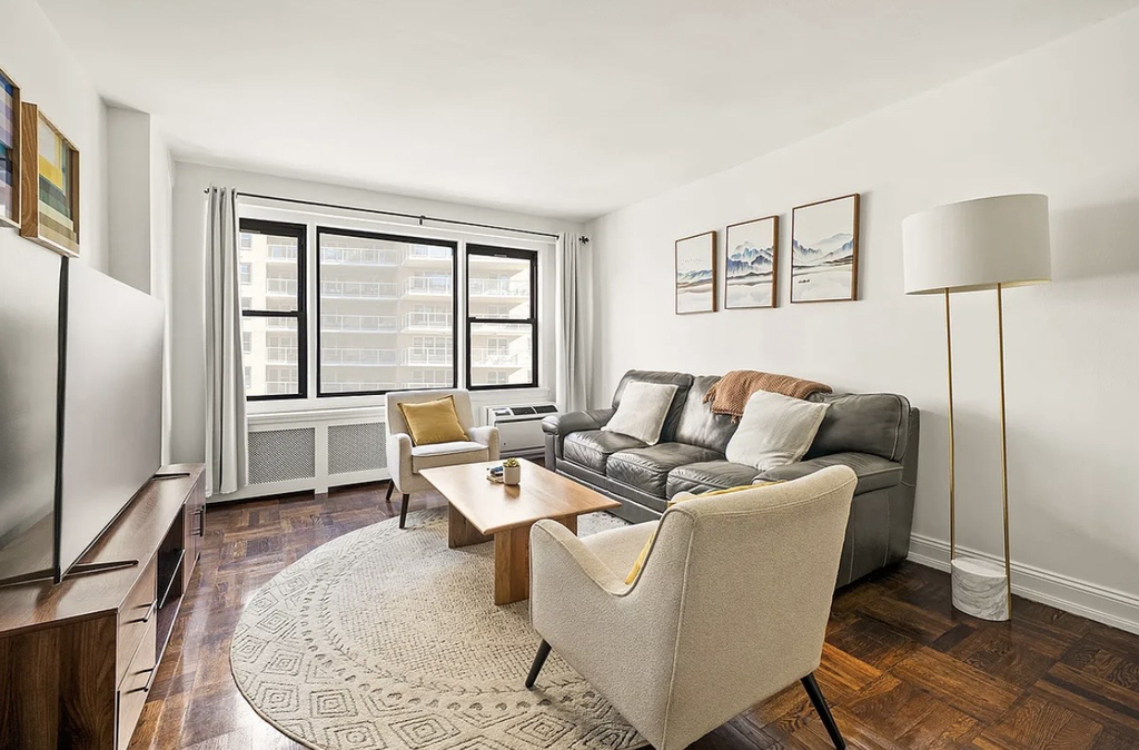 245 East 24th Street, Unit 9d - Photo 0