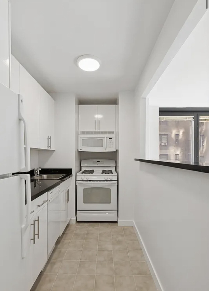 150 East 57th Street, Unit 2a - Photo 1