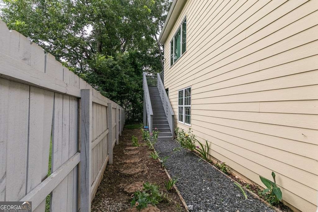 1084 Sanders Avenue Se - Photo 2