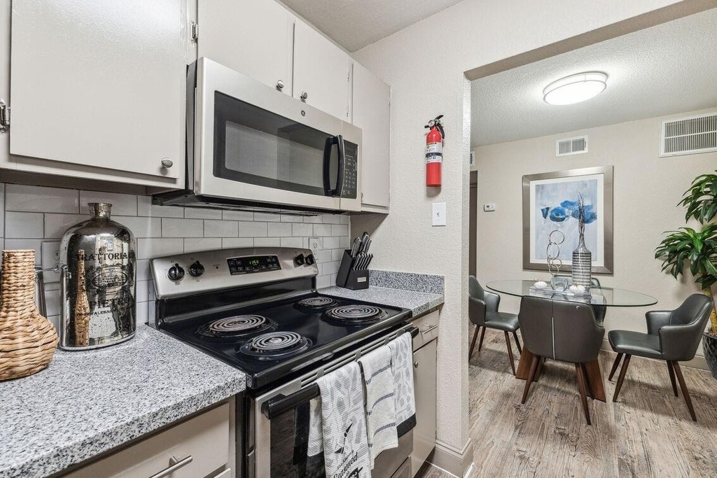 10751 Meadowglen Lane - Photo 7