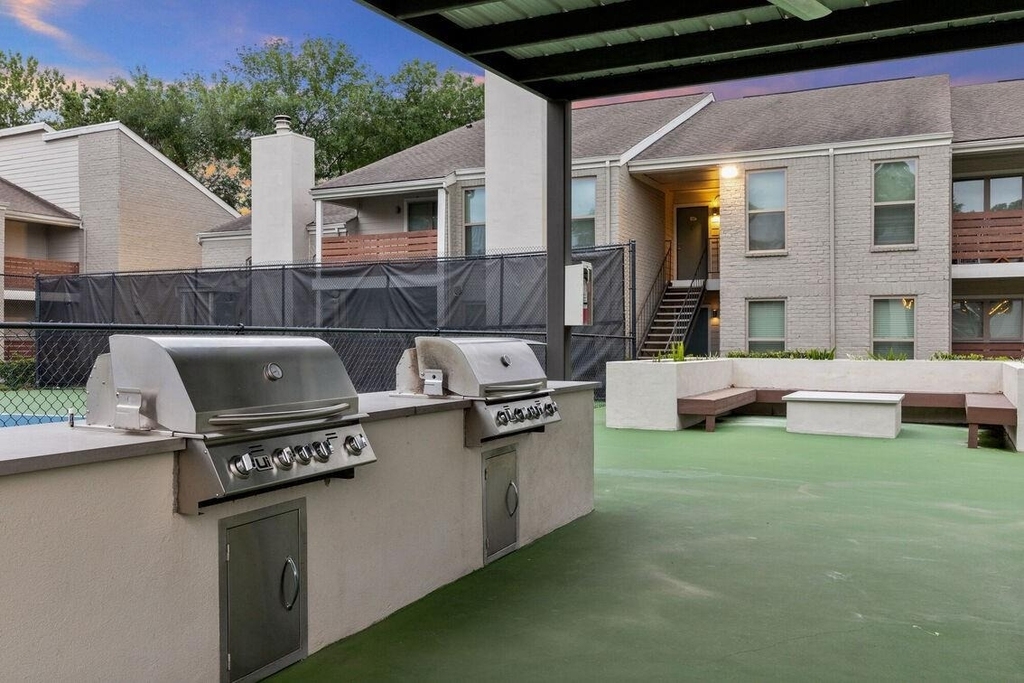 10751 Meadowglen Lane - Photo 2