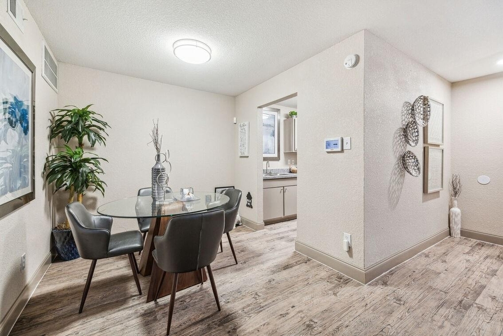10751 Meadowglen Lane - Photo 4