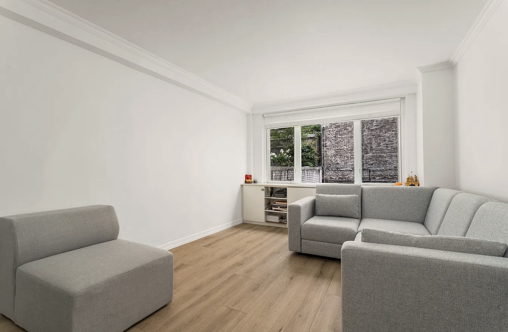 301 East 22nd Street, Unit 2v - Photo 1