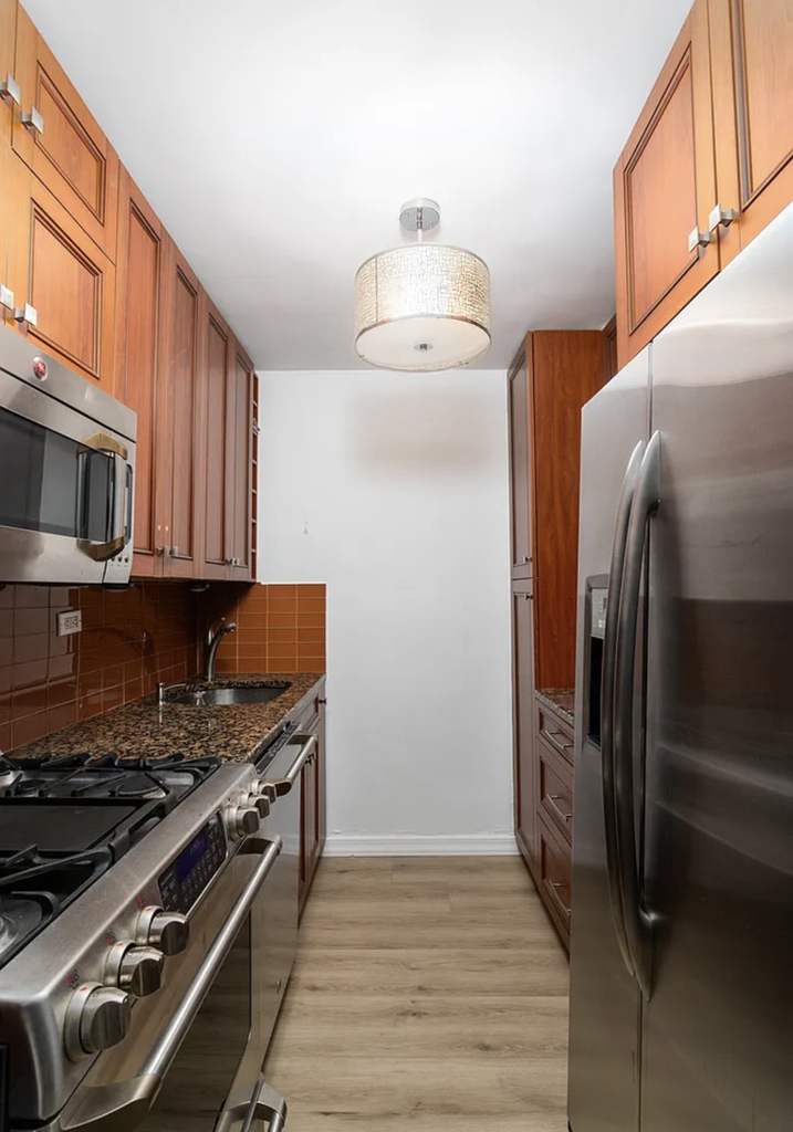 301 East 22nd Street, Unit 2v - Photo 6