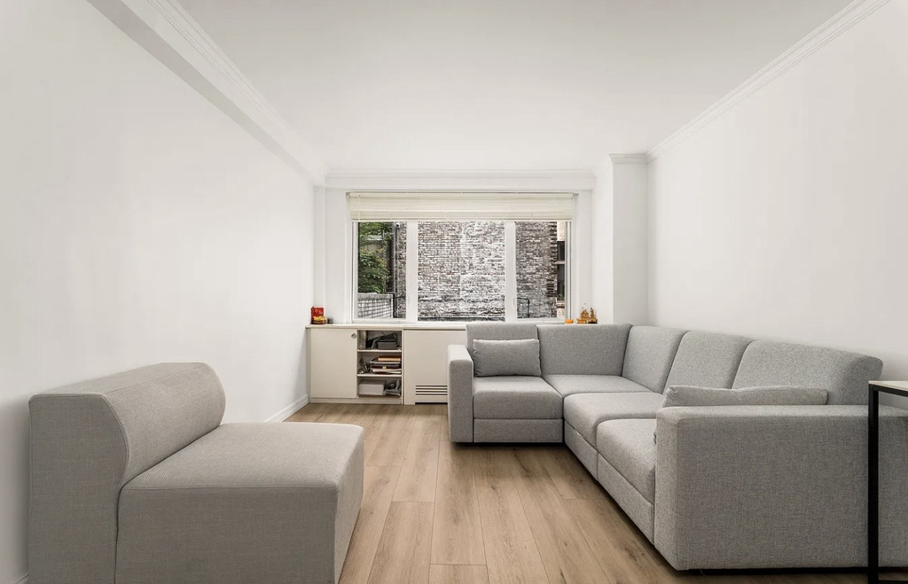 301 East 22nd Street, Unit 2v - Photo 0