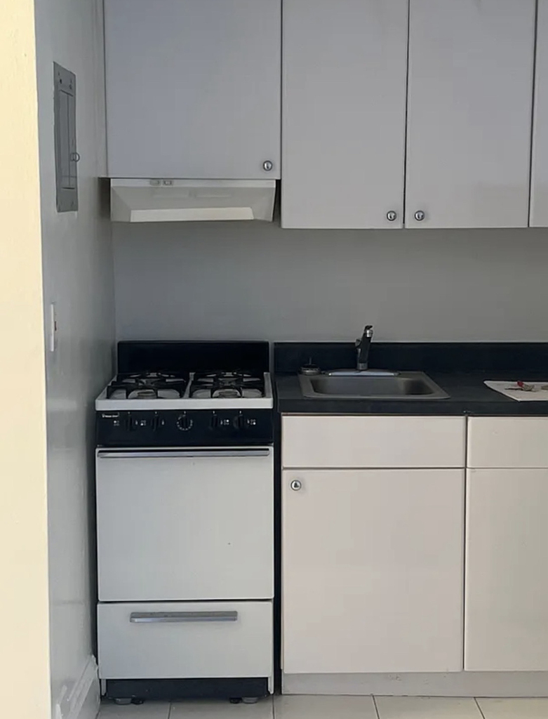 150 East 39th Street, Unit 1606 - Photo 3