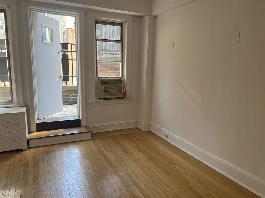 150 East 39th Street, Unit 1606 - Photo 0