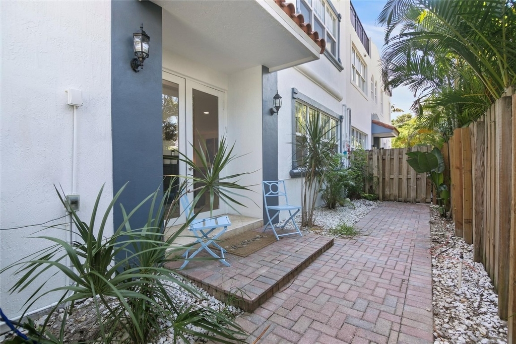 732 Ne 15th Avenue - Photo 2
