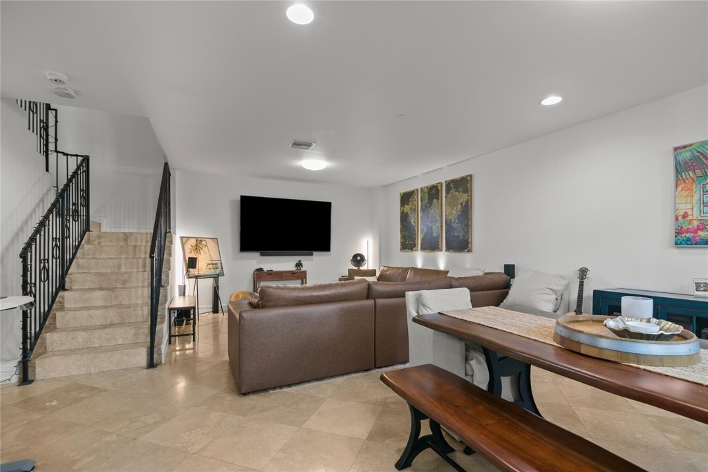 732 Ne 15th Avenue - Photo 1