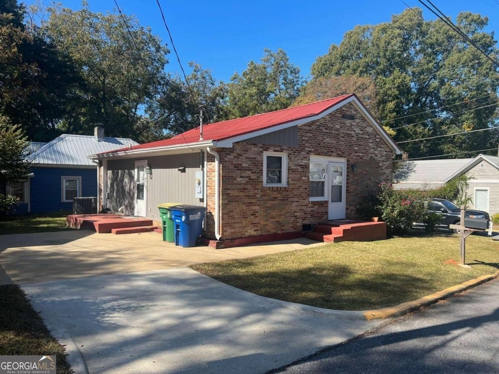 285 Savannah Avenue - Photo 1
