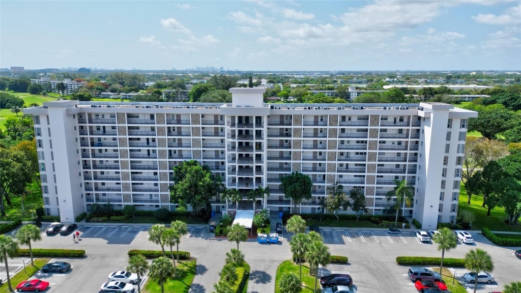 3050 N Palm Aire Drive - Photo 0