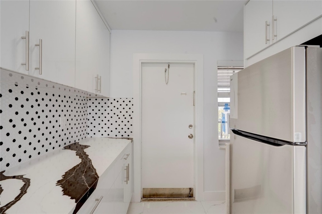 3050 N Palm Aire Drive - Photo 18