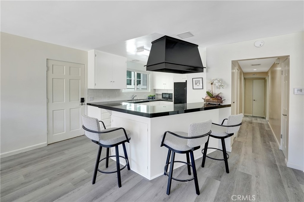 216 Collins - Photo 3