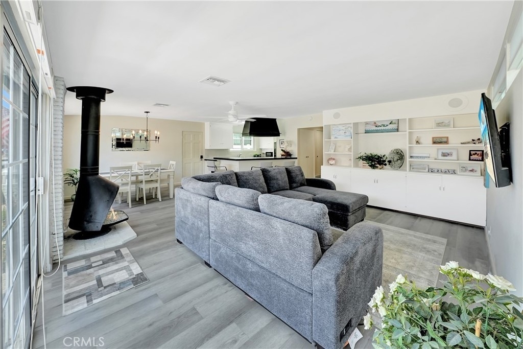216 Collins - Photo 4