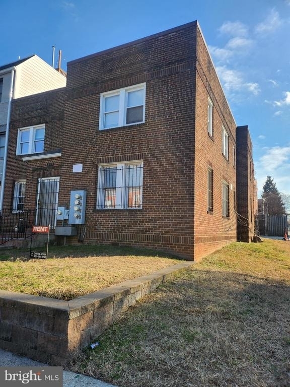 1601 E Street Ne - Photo 1