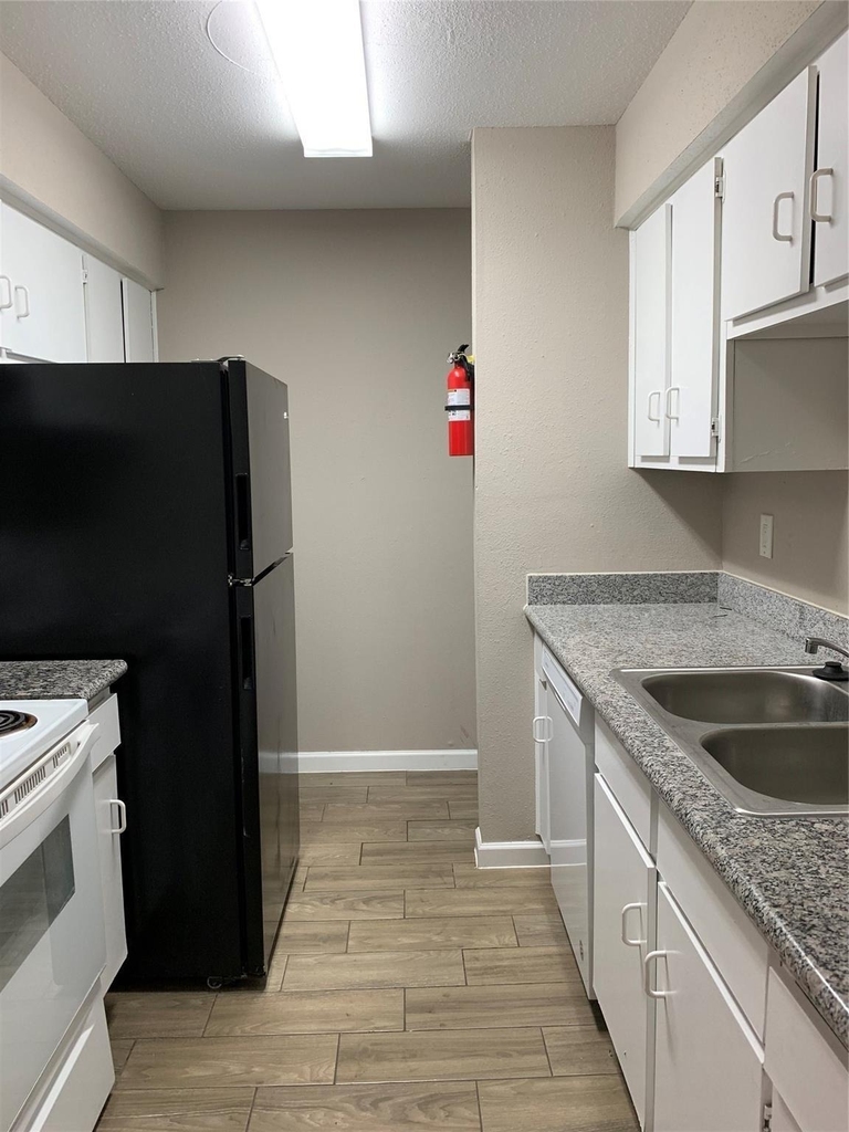 5625 Antoine Drive - Photo 10