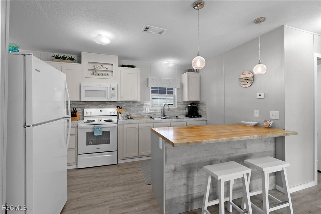 1747 Beverly Drive - Photo 3