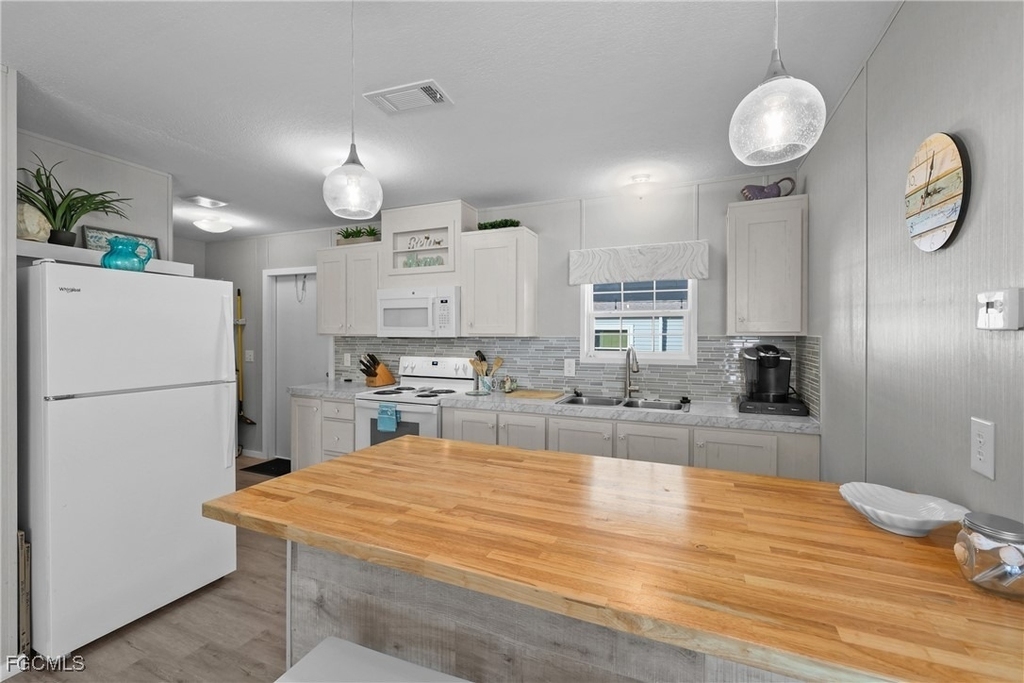 1747 Beverly Drive - Photo 4