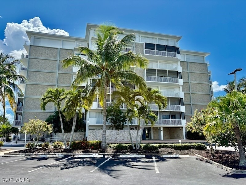 60 Pelican Street W - Photo 0