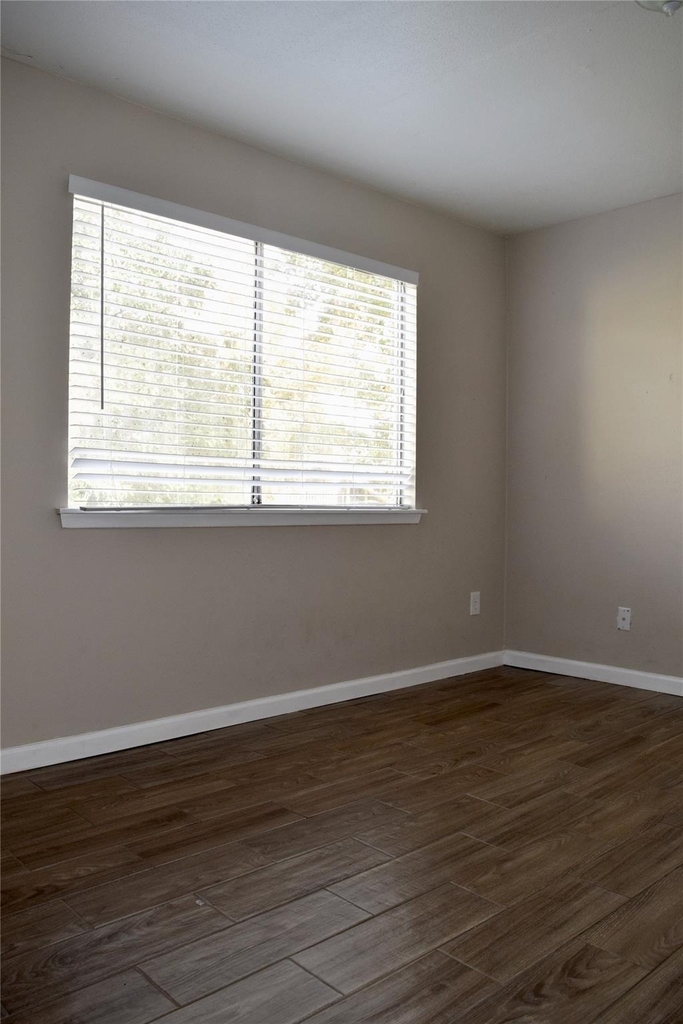 5625 Antoine Drive - Photo 5