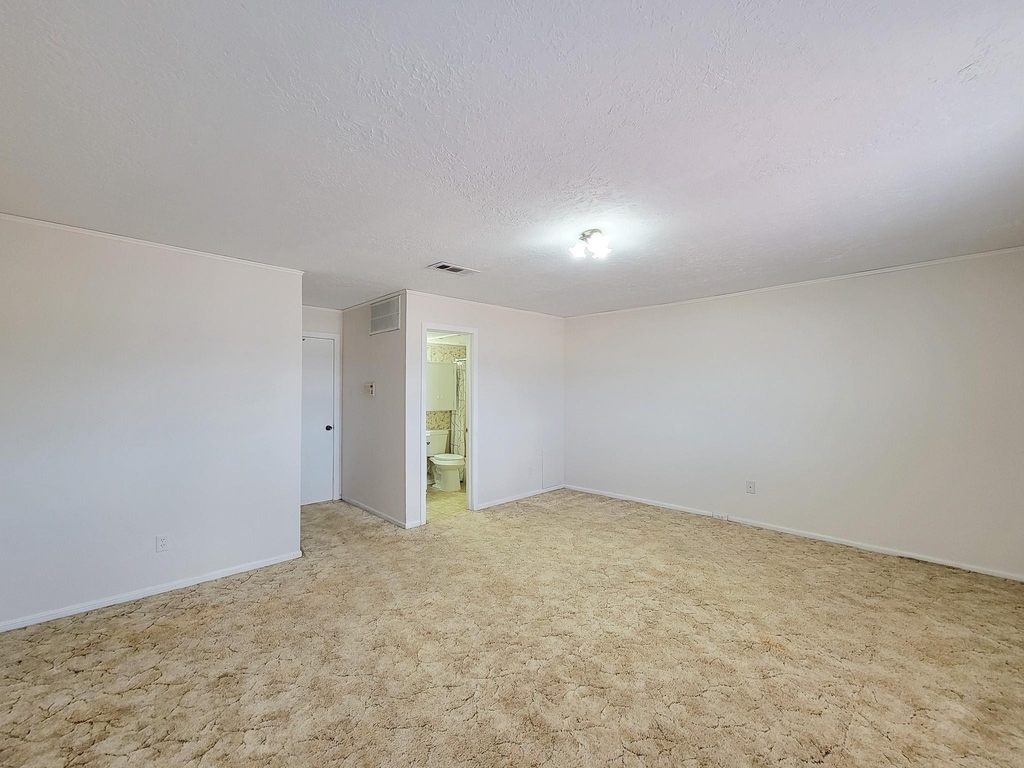 1815 Country Village Boulevard - Photo 4