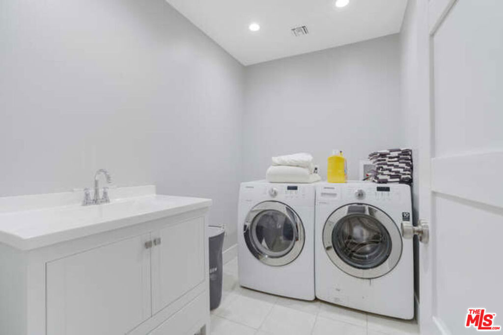 5907 Jumilla Avenue - Photo 32