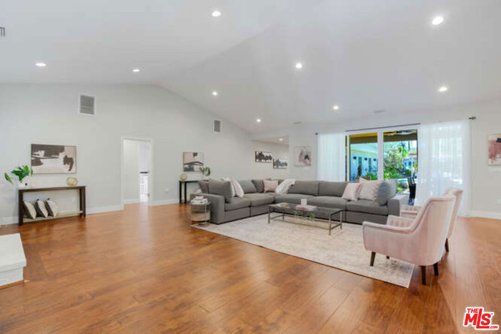 5907 Jumilla Avenue - Photo 8