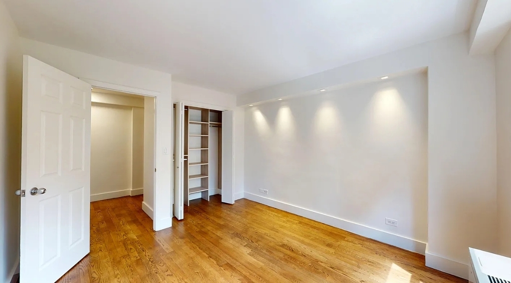 East 63rd Street - Photo 6