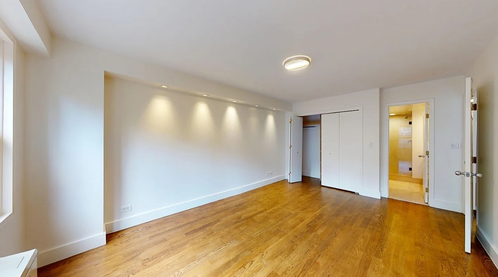 East 63rd Street - Photo 2