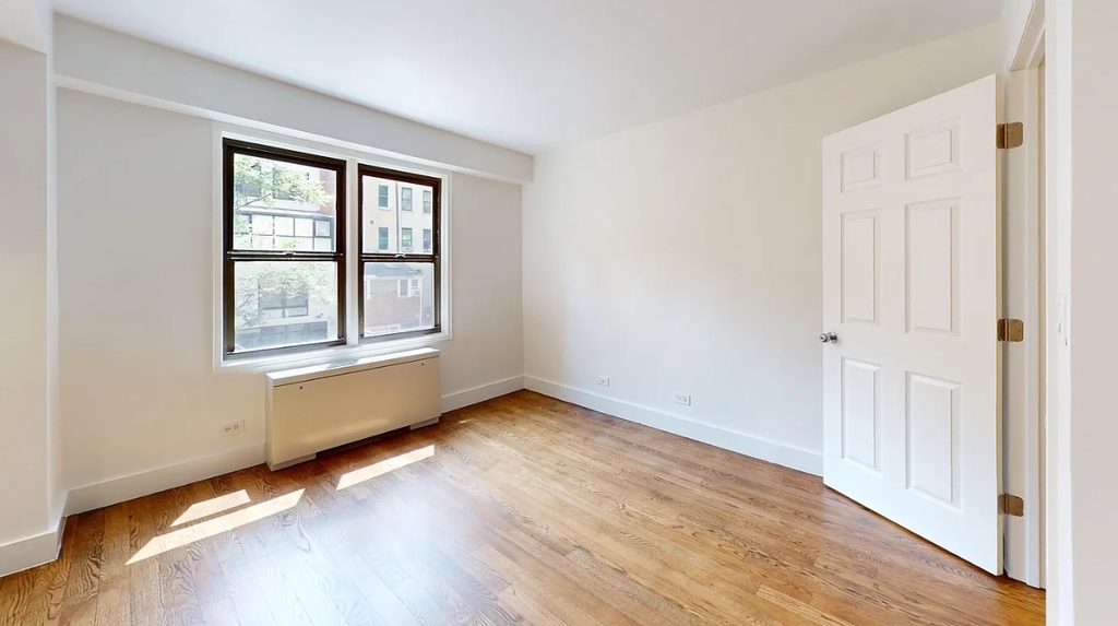 East 63rd Street - Photo 5