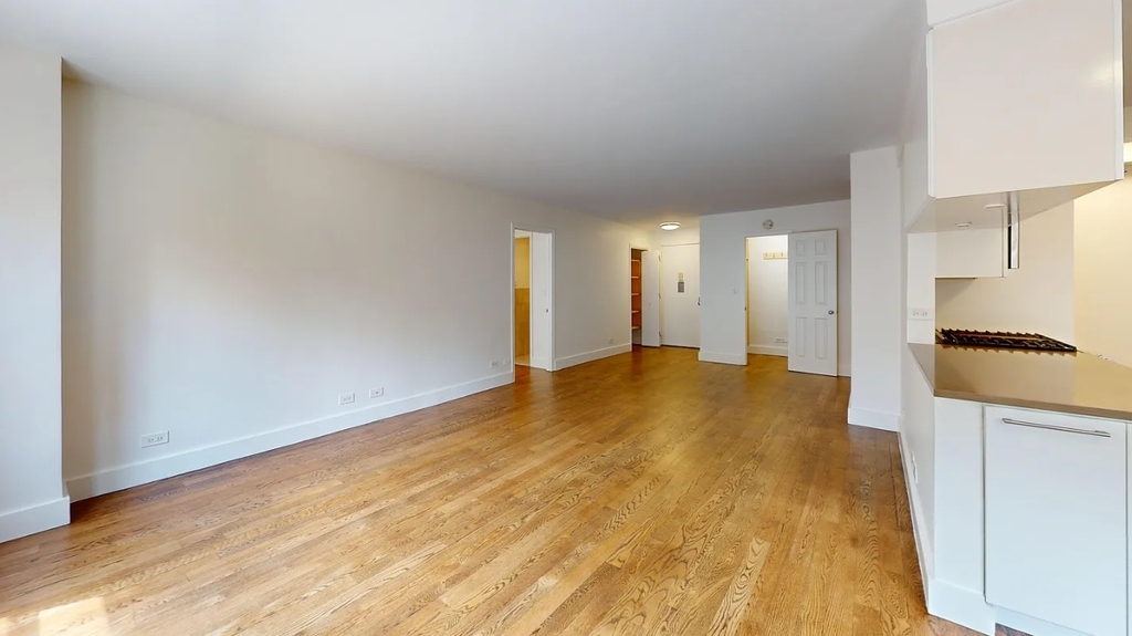 East 63rd Street - Photo 3