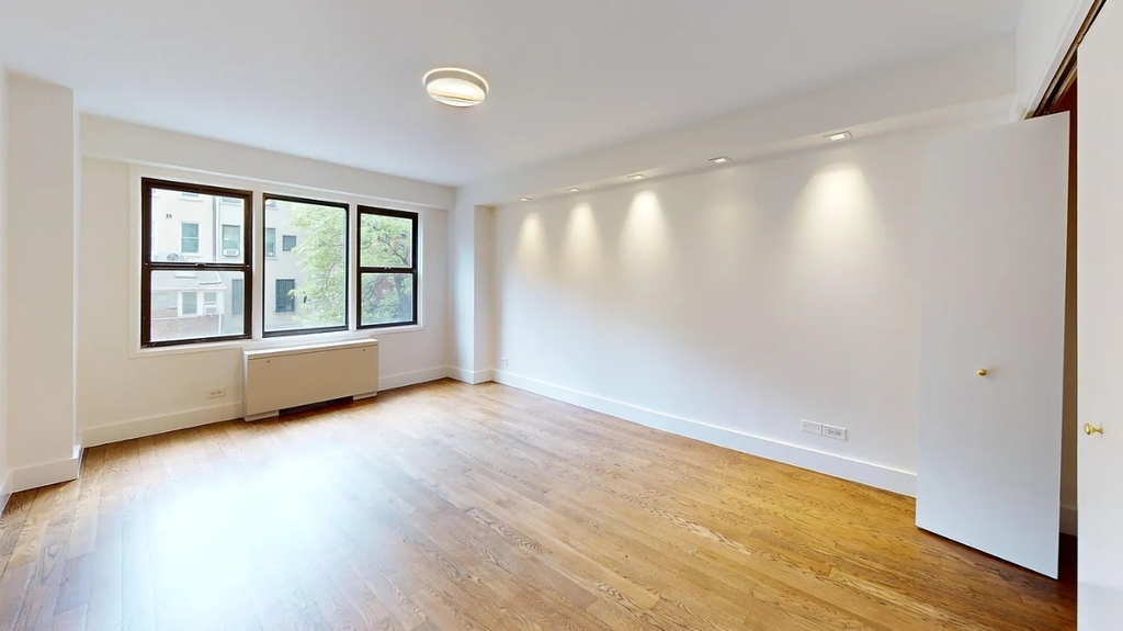 East 63rd Street - Photo 8
