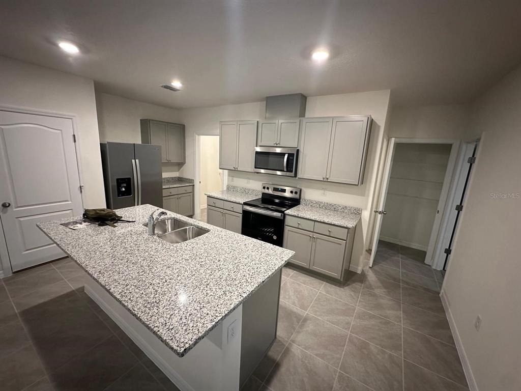 687 Park Place Boulevard - Photo 3