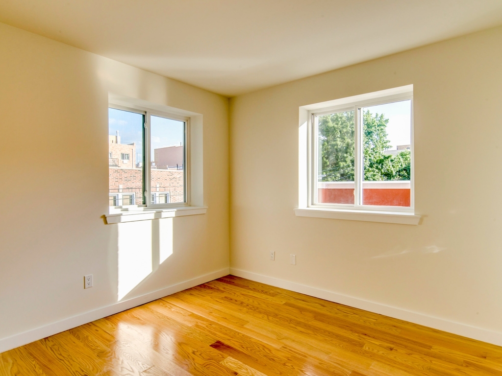 28-22 Astoria Boulevard - Photo 4