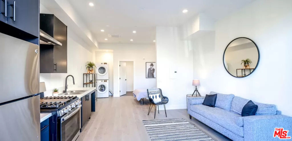 321 N Bixel Street - Photo 2
