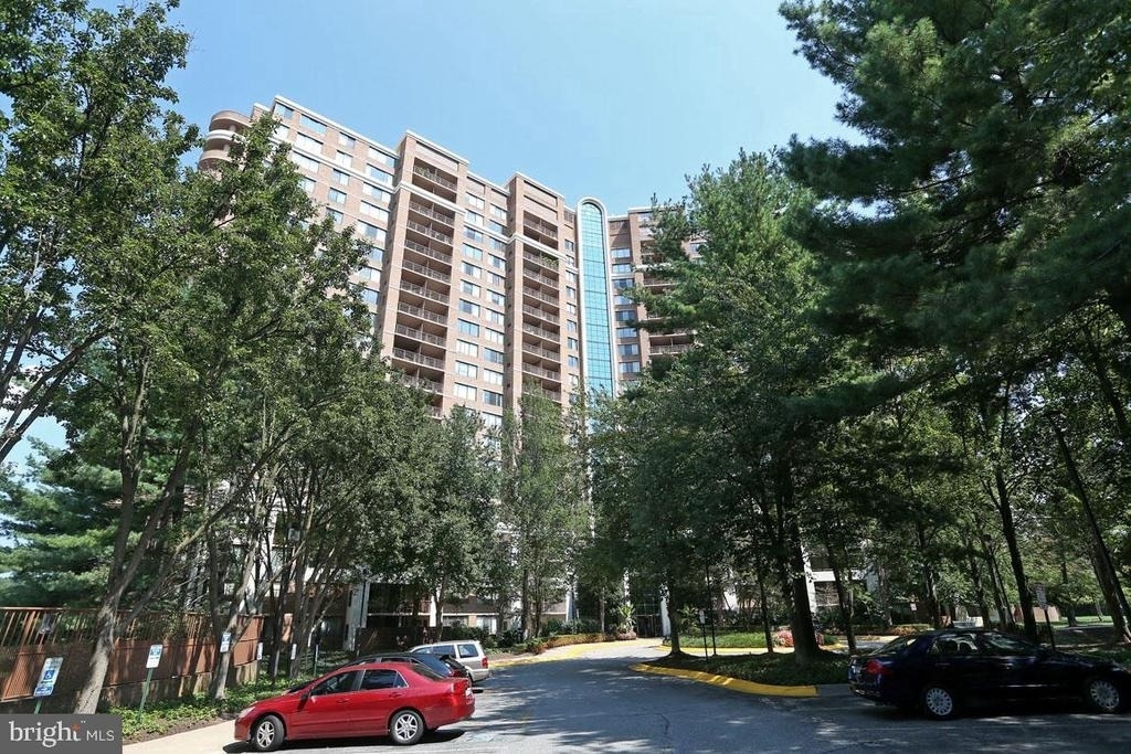 10101 Grosvenor Place - Photo 2
