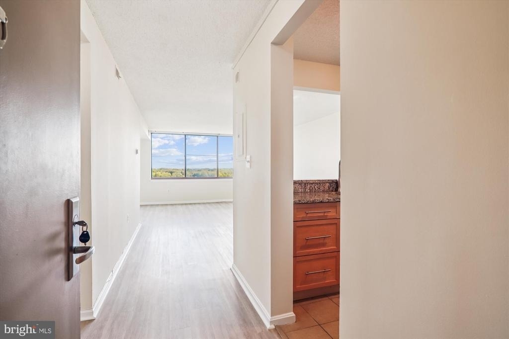 10101 Grosvenor Place - Photo 11