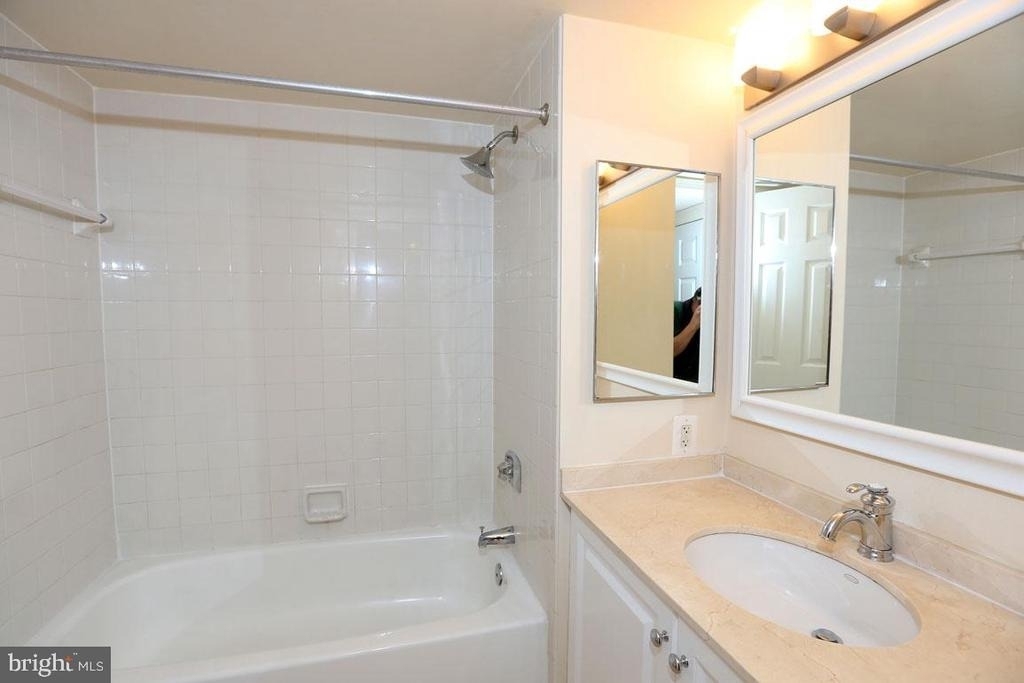 10101 Grosvenor Place - Photo 4