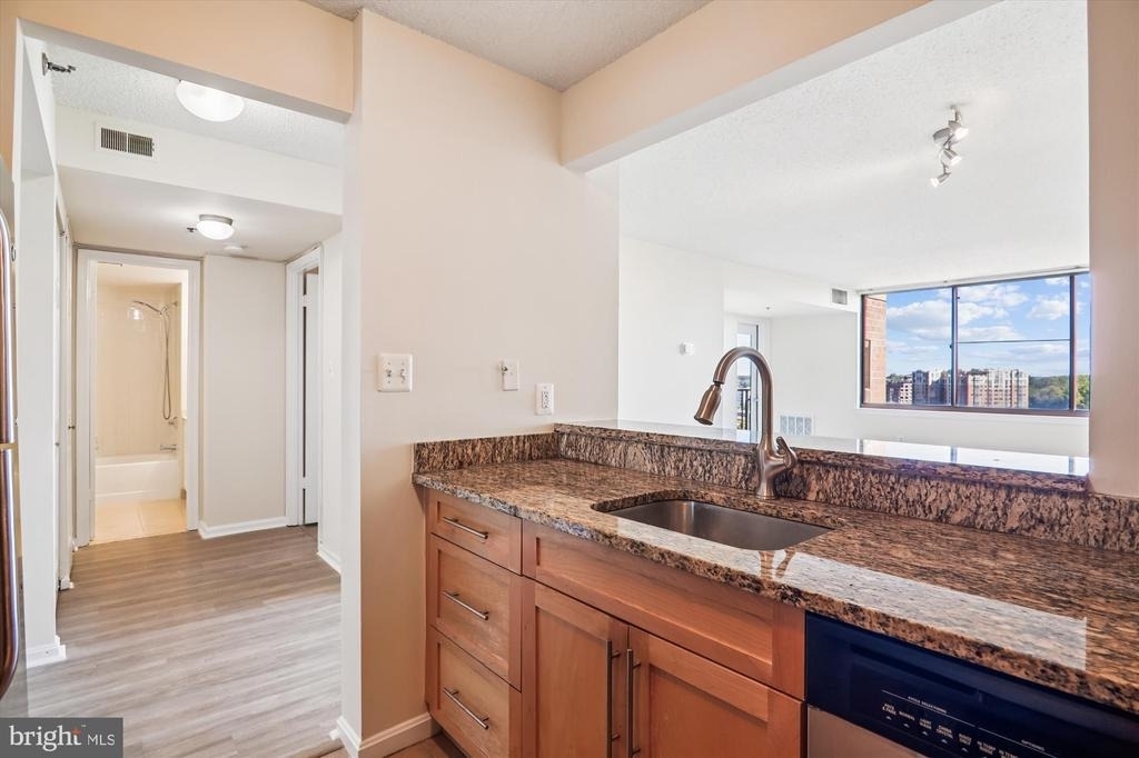 10101 Grosvenor Place - Photo 12