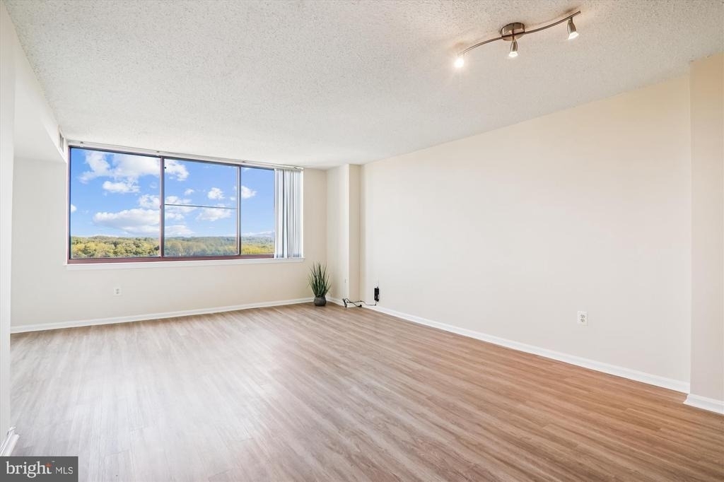10101 Grosvenor Place - Photo 18