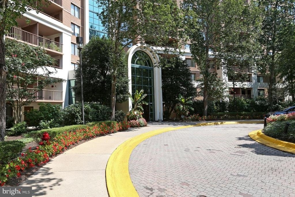 10101 Grosvenor Place - Photo 0