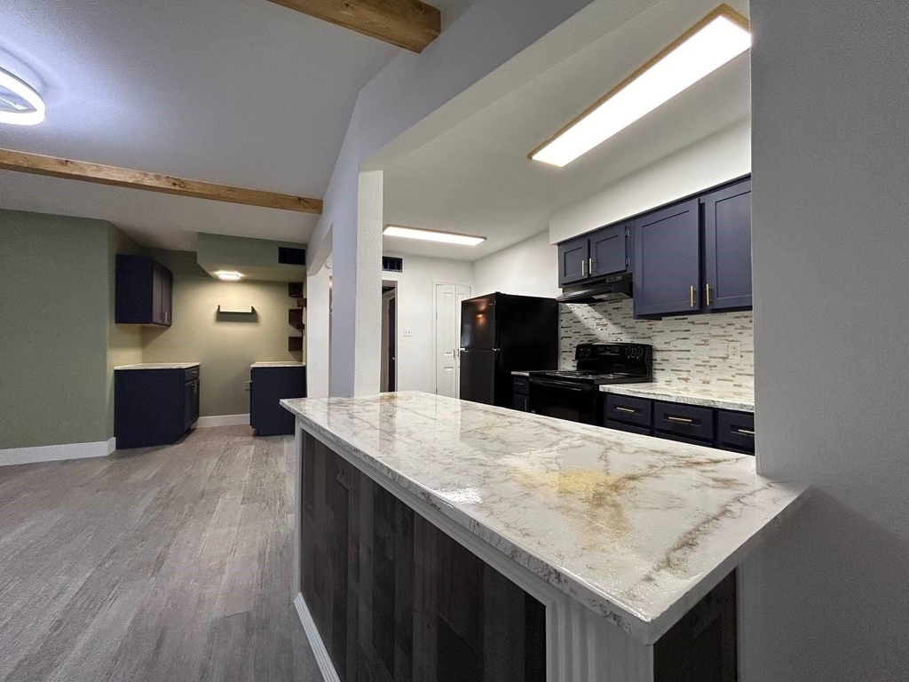 1010 S Wayside Drive - Photo 5